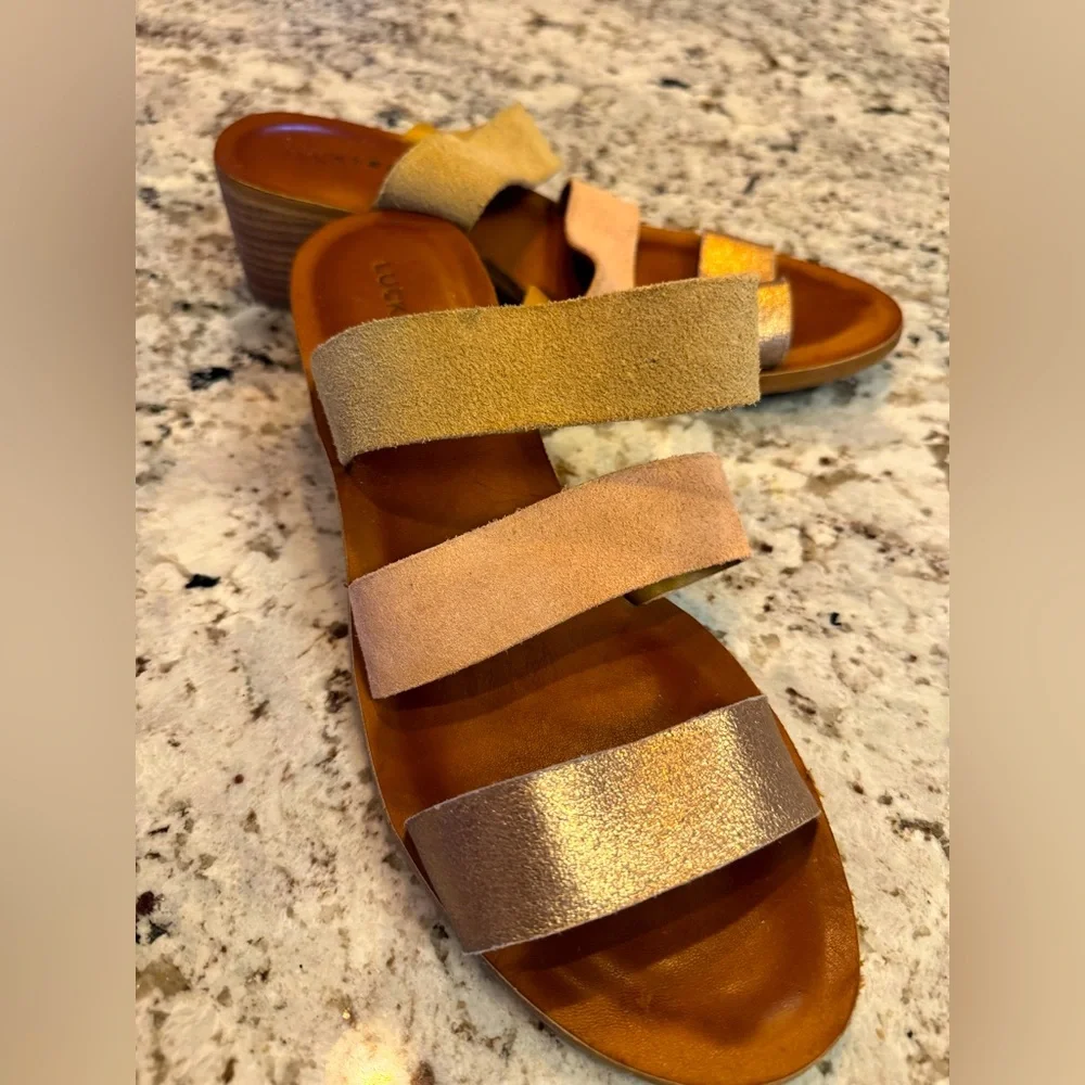 Lucky Brand Rileigh Block Heel‎ Sandals with Metallic Finish